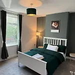 3-bedroom House Close To Centre And M5 With Garden And Parking Apartamento *