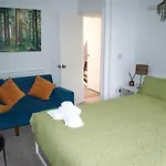 아파트 3-bedroom House Close To Centre And M5 With Garden And Parking 브리스틀