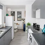 Apartamento 3-bedroom House Close To Centre And M5 With Garden And Parking *