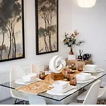 3-bedroom House Close To Centre And M5 With Garden And Parking 아파트 브리스틀
