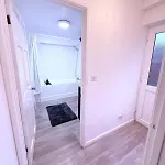 3-bedroom House Close To Centre And M5 With Garden And Parking 아파트
