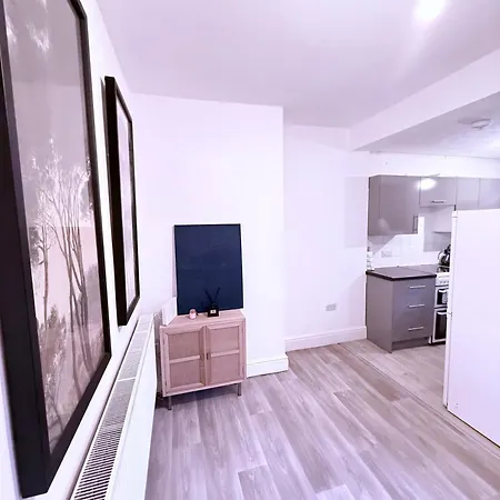 Chic 2 Bedroom Apartment