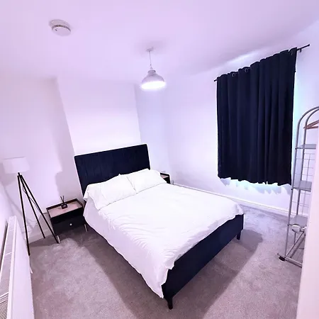 3-bedroom House Close To Centre And M5 With Garden And Parking