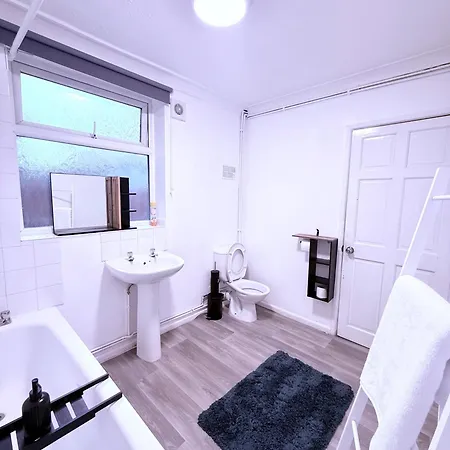 3-bedroom House Close To Centre And M5 With Garden And Parking Appartement Bristol