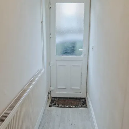 3-bedroom House Close To Centre And M5 With Garden And Parking * Бристоль
