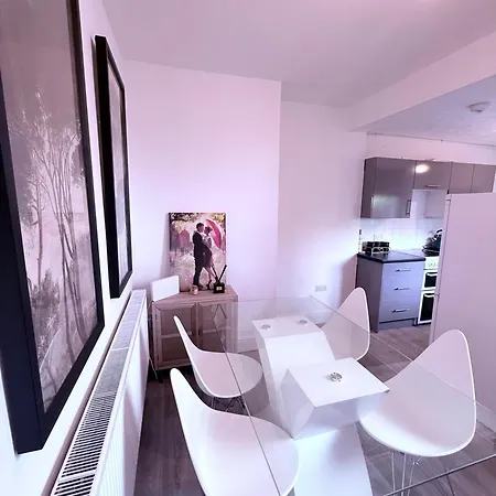 Chic 2 Bedroom Apartment Bristol
