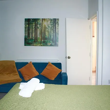 Apartmán 3-bedroom House Close To Centre And M5 With Garden And Parking *