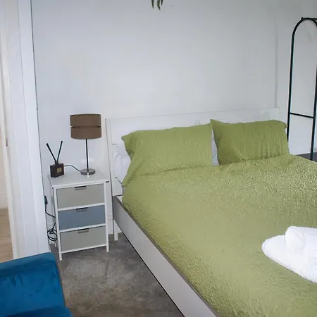 3-bedroom House Close To Centre And M5 With Garden And Parking