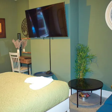 3-bedroom House Close To Centre And M5 With Garden And Parking Apartmán