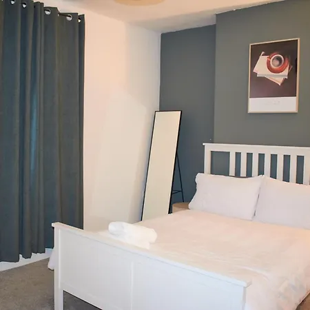 3-bedroom House Close To Centre And M5 With Garden And Parking Bristol