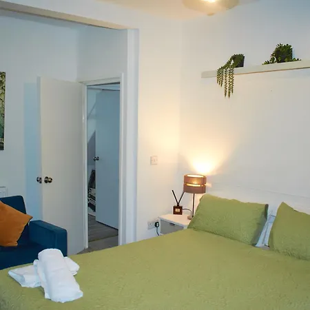 Apartmán 3-bedroom House Close To Centre And M5 With Garden And Parking