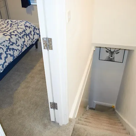 3-bedroom House Close To Centre And M5 With Garden And Parking Apartmán