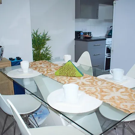 Appartement 3-bedroom House Close To Centre And M5 With Garden And Parking