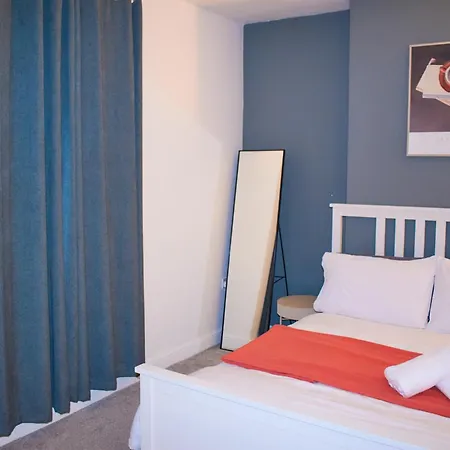 3-bedroom House Close To Centre And M5 With Garden And Parking Apartmán *