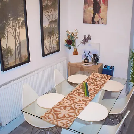 3-bedroom House Close To Centre And M5 With Garden And Parking Apartmán Bristol