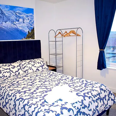 3-bedroom House Close To Centre And M5 With Garden And Parking