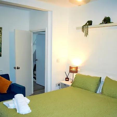 3-bedroom House Close To Centre And M5 With Garden And Parking 아파트 *