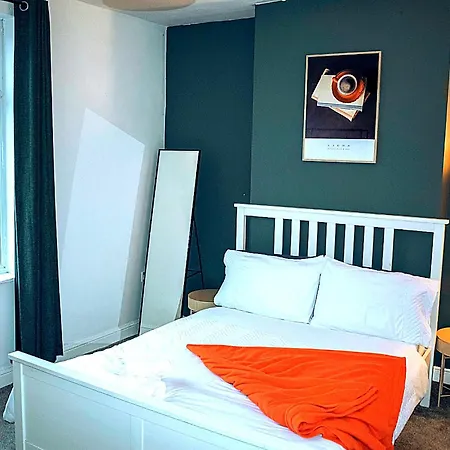 아파트 3-bedroom House Close To Centre And M5 With Garden And Parking