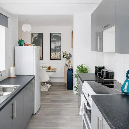 Apartmán 3-bedroom House Close To Centre And M5 With Garden And Parking *