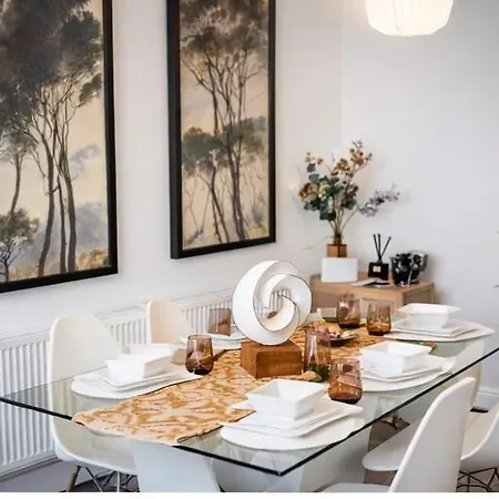 3-bedroom House Close To Centre And M5 With Garden And Parking Apartmán Bristol