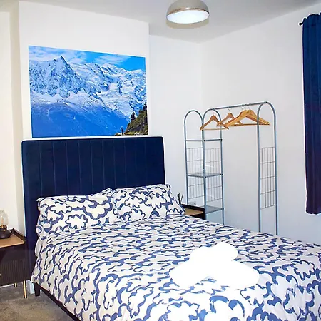 3-bedroom House Close To Centre And M5 With Garden And Parking