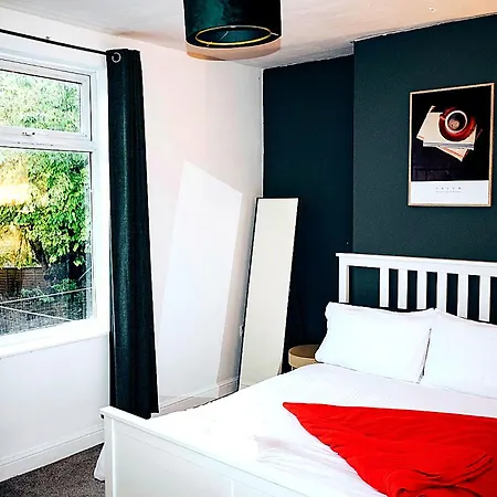 아파트 3-bedroom House Close To Centre And M5 With Garden And Parking
