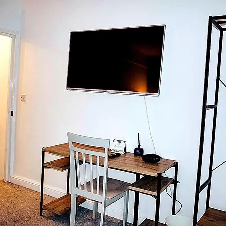 3-bedroom House Close To Centre And M5 With Garden And Parking 아파트
