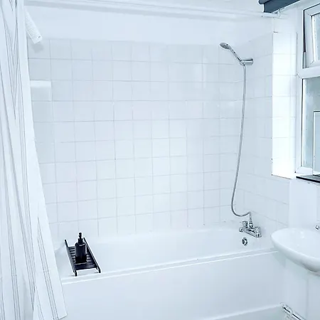 3-bedroom House Close To Centre And M5 With Garden And Parking Bristol