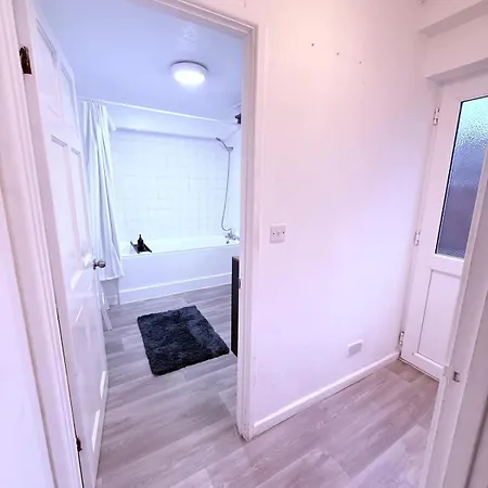 3-bedroom House Close To Centre And M5 With Garden And Parking Apartmán