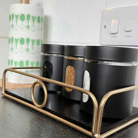 Apartmán 3-bedroom House Close To Centre And M5 With Garden And Parking *