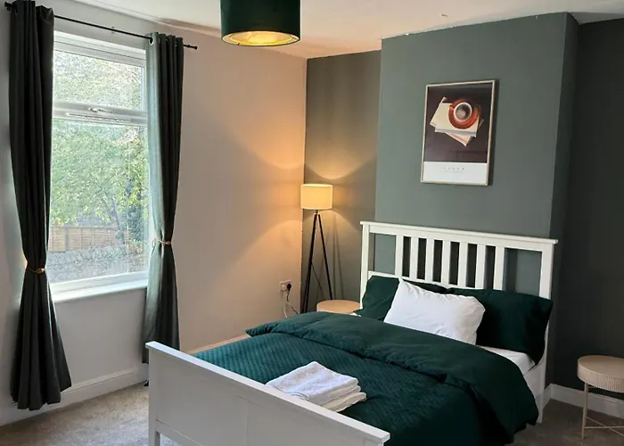 3-bedroom House Close To Centre And M5 With Garden And Parking Apartment *