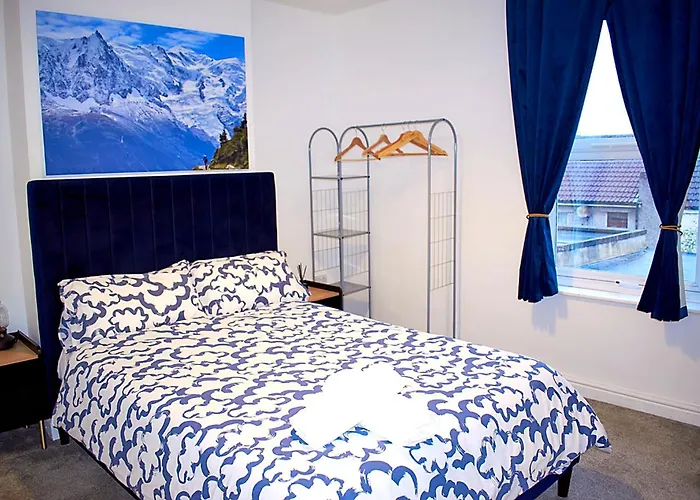 3-bedroom House Close To Centre And M5 With Garden And Parking