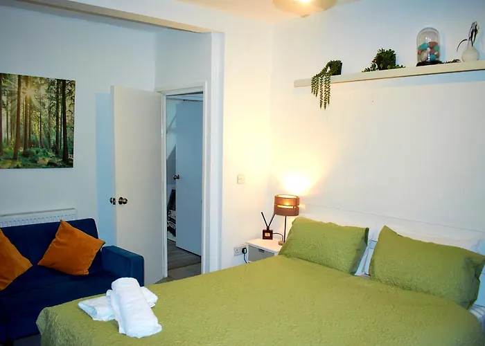 3-bedroom House Close To Centre And M5 With Garden And Parking Apartamento *