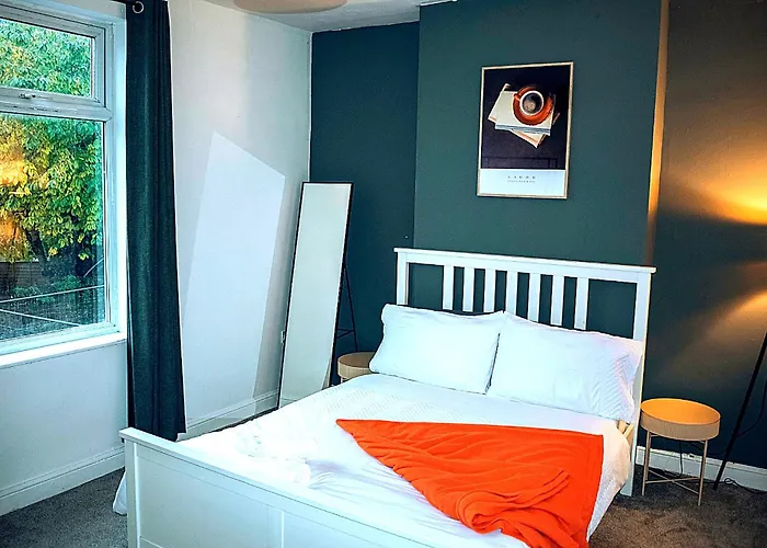 Apartamento 3-bedroom House Close To Centre And M5 With Garden And Parking