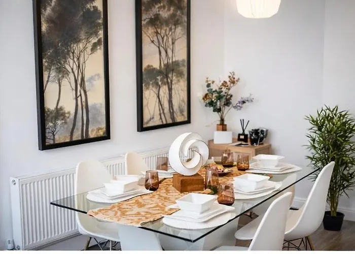 3-bedroom House Close To Centre And M5 With Garden And Parking Apartment Bristol