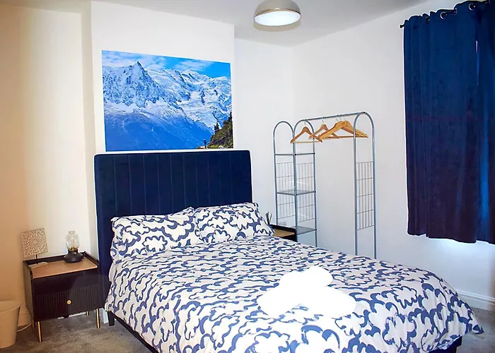 3-bedroom House Close To Centre And M5 With Garden And Parking