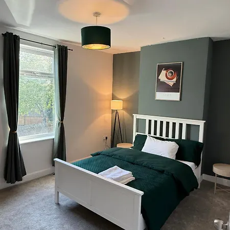 3-bedroom House Close To Centre And M5 With Garden And Parking Lejlighed *