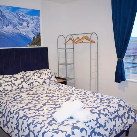 3-bedroom House Close To Centre And M5 With Garden And Parking Lejlighed *