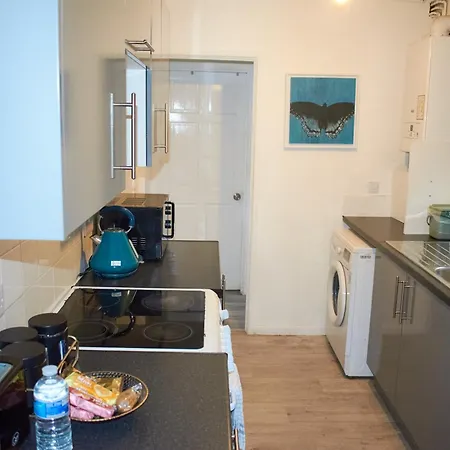 3-bedroom House Close To Centre And M5 With Garden And Parking