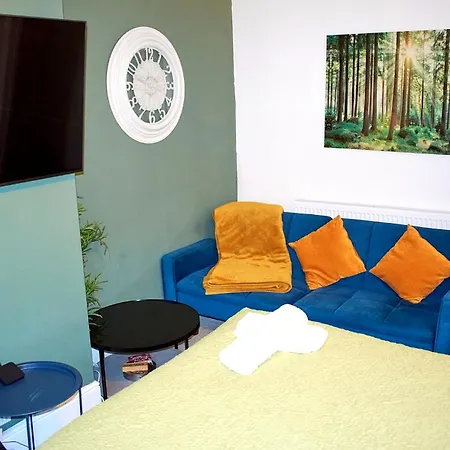 Apartmán 3-bedroom House Close To Centre And M5 With Garden And Parking *