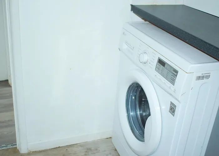 3-bedroom House Close To Centre And M5 With Garden And Parking