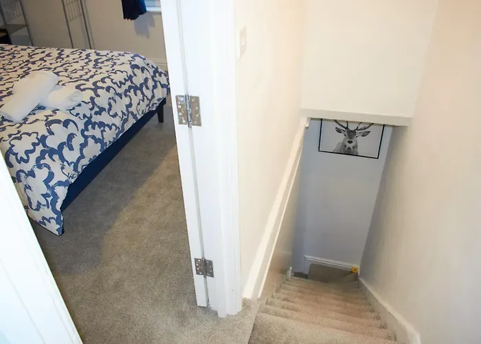 3-bedroom House Close To Centre And M5 With Garden And Parking Apartmán