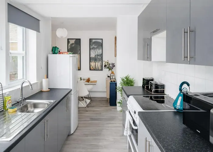 Apartmán 3-bedroom House Close To Centre And M5 With Garden And Parking *