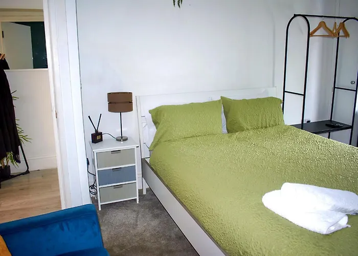 3-bedroom House Close To Centre And M5 With Garden And Parking