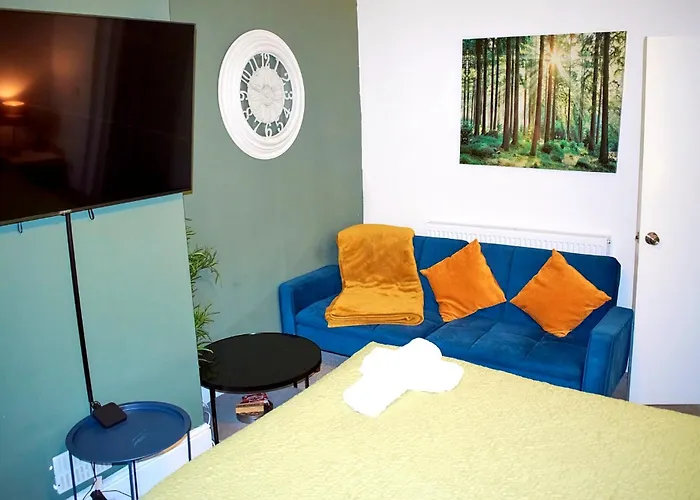 Apartmán 3-bedroom House Close To Centre And M5 With Garden And Parking *