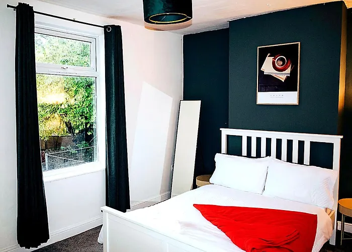 Apartmán 3-bedroom House Close To Centre And M5 With Garden And Parking