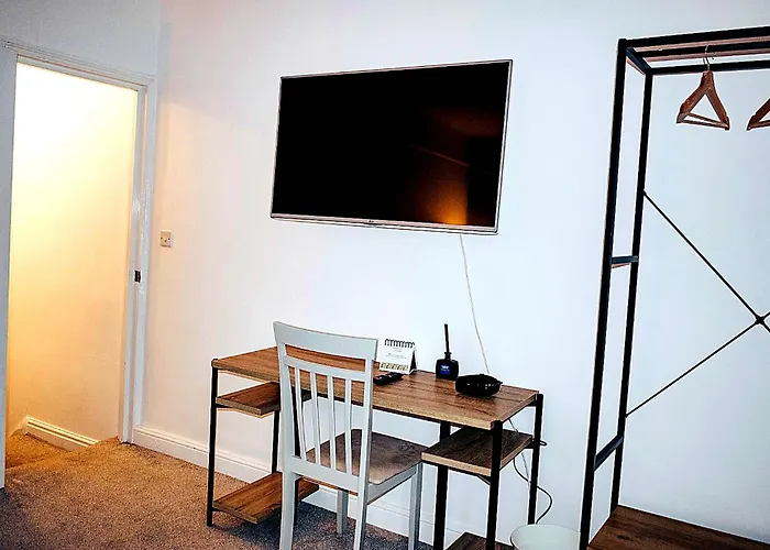 3-bedroom House Close To Centre And M5 With Garden And Parking Apartmán