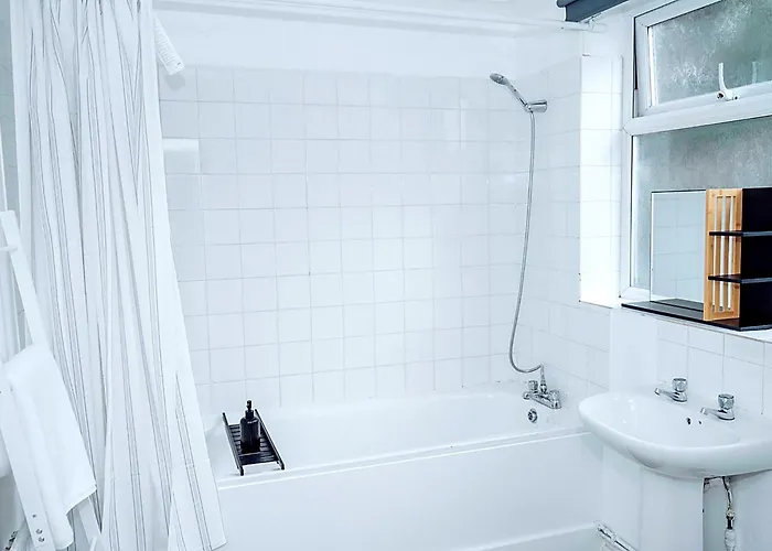 3-bedroom House Close To Centre And M5 With Garden And Parking Bristol