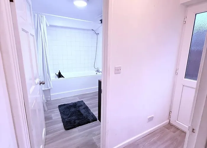 3-bedroom House Close To Centre And M5 With Garden And Parking Apartmán